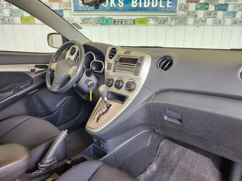 Used 2010 Pontiac Vibe w/ Sun And Sound Package image 2