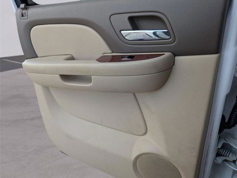 Used 2011 GMC Yukon XL SLT w/ SLT-2 Equipment Package image 19