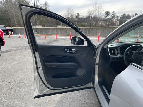 Used 2025 Volvo XC60 B5 Plus image 25