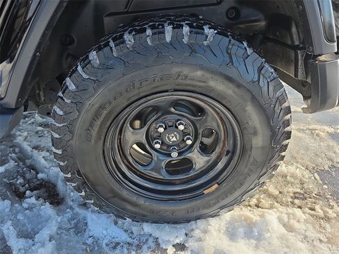 Used 2019 Jeep Wrangler Unlimited Sahara w/ Uconnect 4C Nav & Sound Group image 36