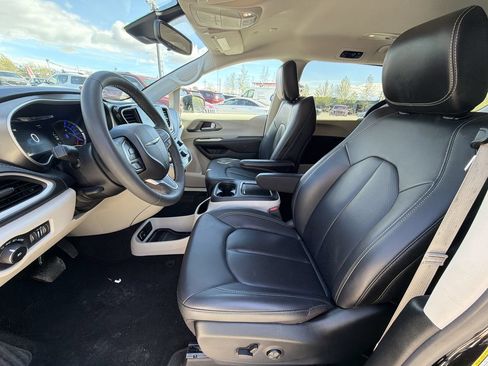 Used 2024 Chrysler Pacifica Limited FWD image 13