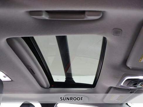 Used 2025 Toyota Corolla Cross XLE image 3