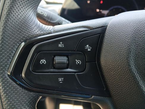 Used 2025 Chevrolet Trax LT FWD image 24