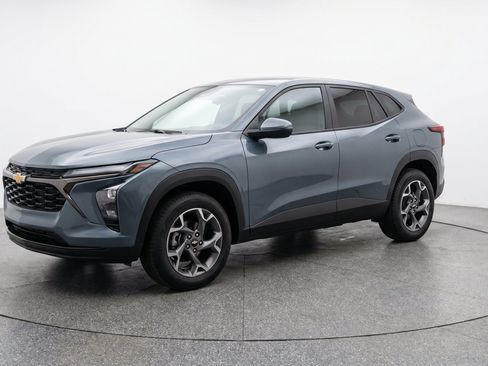 Used 2025 Chevrolet Trax LT w/ LT Convenience Package FWD image 3