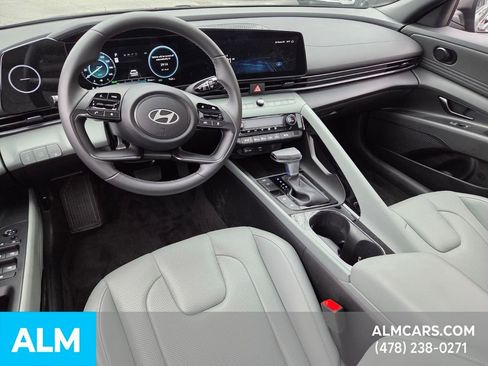 Used 2025 Hyundai Elantra Limited image 7