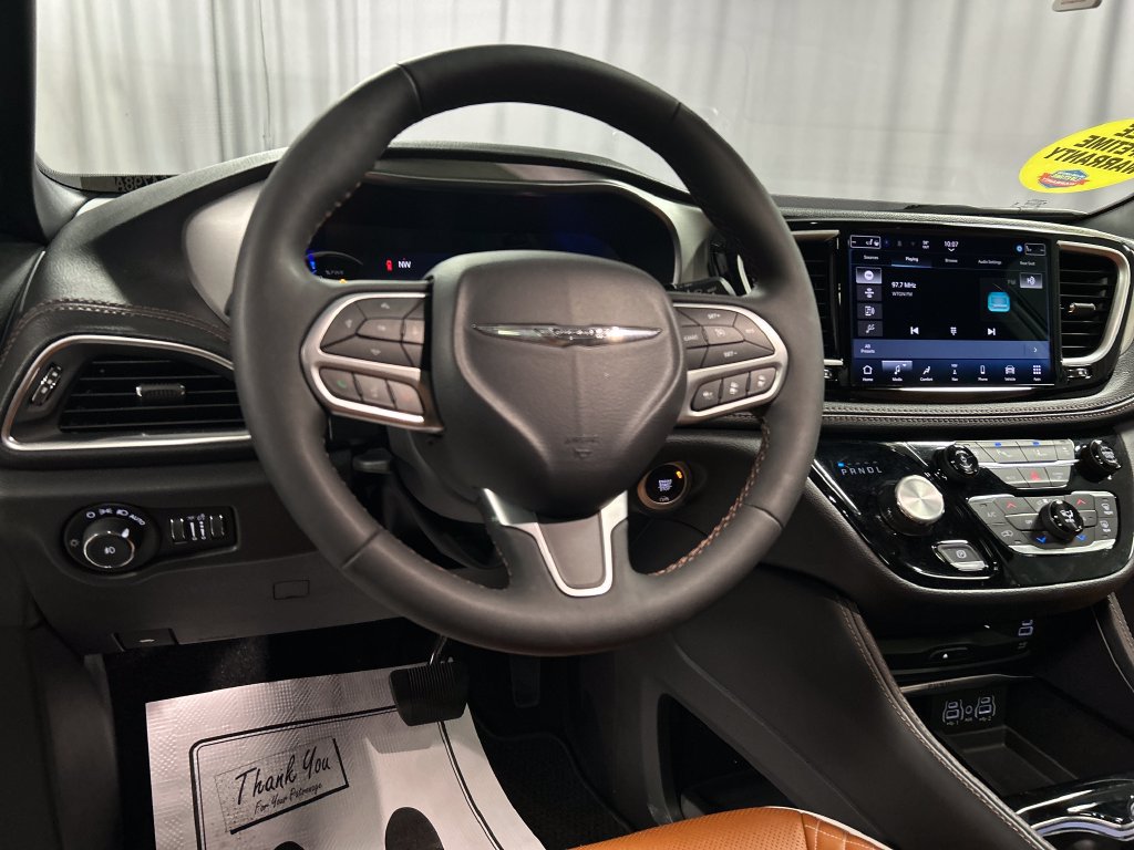 Used 2024 Chrysler Pacifica Pinnacle FWD image 15