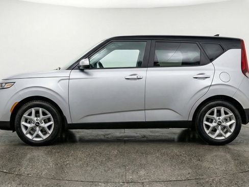 Used 2025 Kia Soul LX w/ LX Technology Package FWD image 5