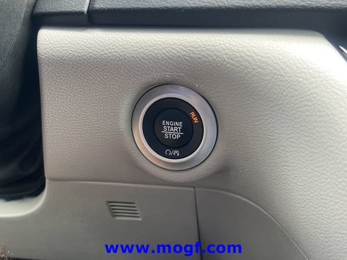 Used 2024 Chrysler Pacifica Touring-L FWD image 9