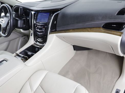 Used 2020 Cadillac Escalade Premium Luxury image 24
