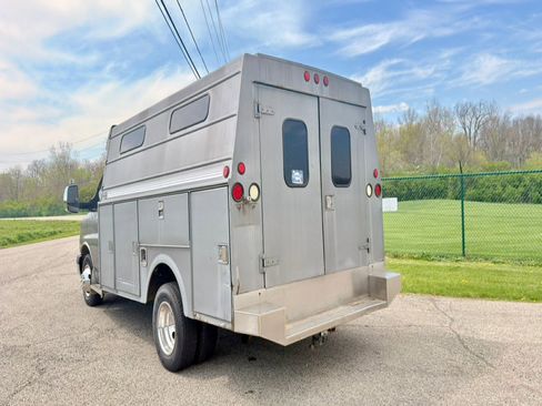 Used 2010 GMC Savana 3500 RWD image 3