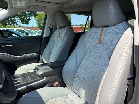 Used 2022 Toyota Highlander Bronze Edition AWD/4WD image 23