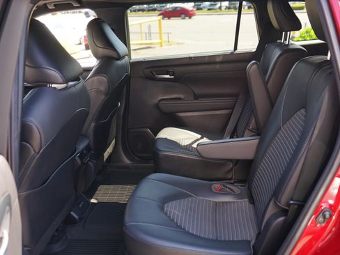 Used 2021 Toyota Highlander XSE AWD/4WD image 14