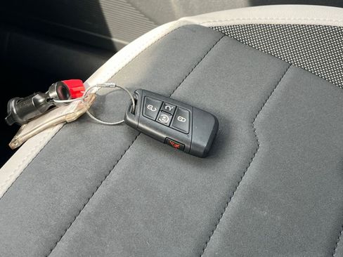 Used 2025 Volkswagen Taos SE image 21