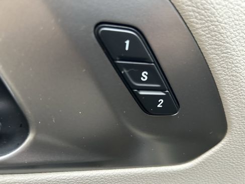 Used 2018 Chrysler Pacifica Limited image 17