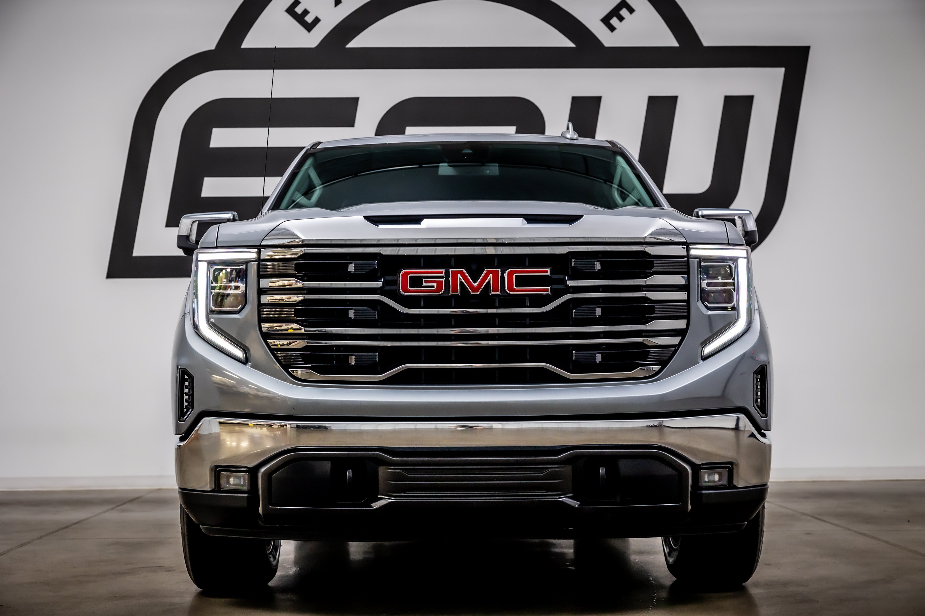 Used 2023 GMC Sierra 1500 SLT w/ SLT Premium Package AWD/4WD image 4
