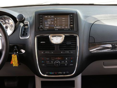 Used 2013 Chrysler Town & Country Touring FWD image 39