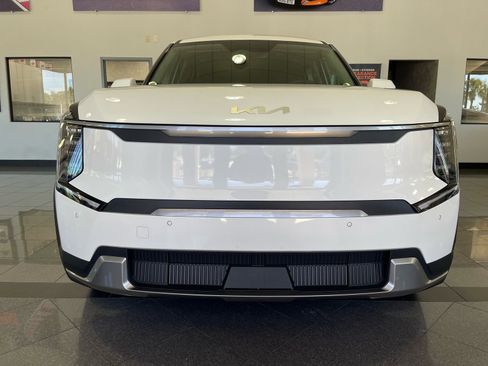 Used 2024 Kia EV9 Light Long Range RWD image 11