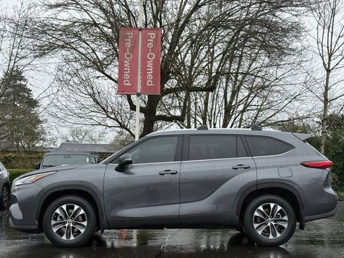 Used 2020 Toyota Highlander XLE image 2