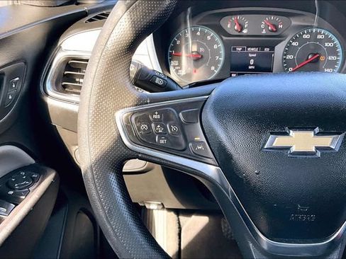 Used 2021 Chevrolet Equinox LS FWD image 11