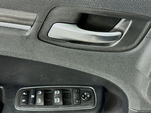 Used 2020 Chrysler 300 Touring image 23