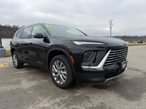 Used 2025 Buick Enclave Preferred image 3