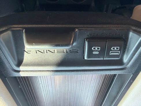 Used 2021 Toyota Sienna XLE FWD image 22