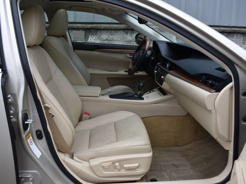 Used 2014 Lexus ES 300h w/ Luxury Package w/Bamboo Trim FWD image 25