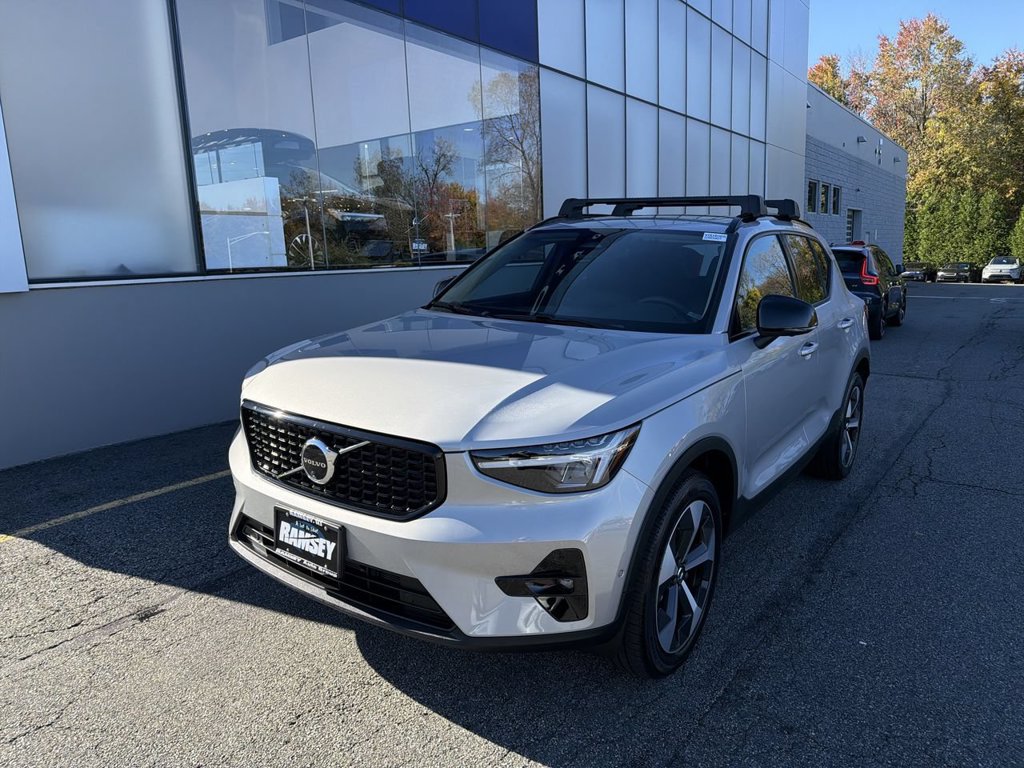 Certified 2025 Volvo XC40 B5 Plus w/ Climate Package AWD/4WD image 4
