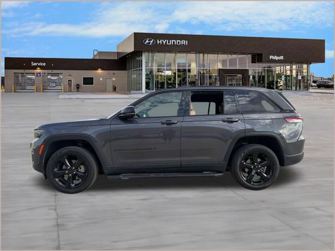 Used 2024 Jeep Grand Cherokee Limited w/ Luxury Tech Group II image 2