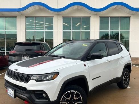 Used 2025 Jeep Compass Trailhawk AWD/4WD image 1