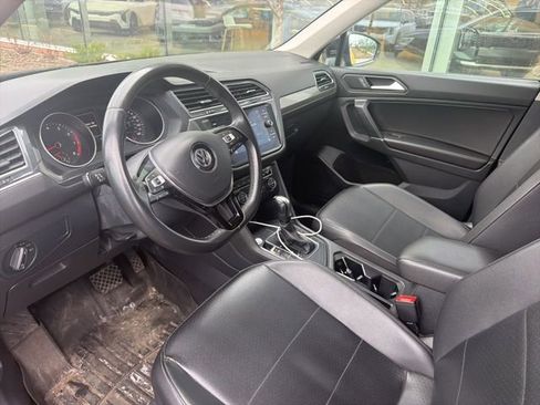 Used 2020 Volkswagen Tiguan SE image 9