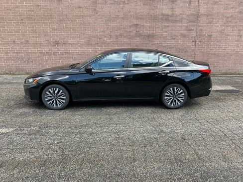 Used 2025 Nissan Altima 2.5 SV FWD image 18