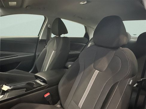 Certified 2025 Hyundai Elantra SE image 8