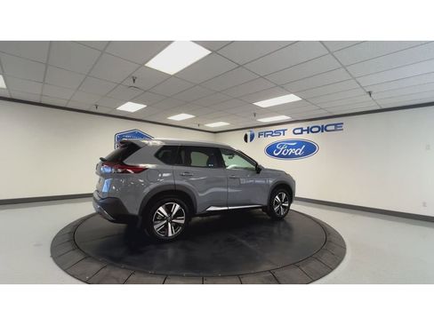 Used 2023 Nissan Rogue SL w/ SL Premium Package image 2