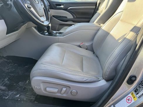 Used 2017 Toyota Highlander Limited image 5