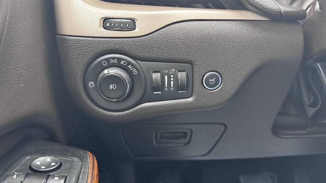 Used 2014 Jeep Cherokee Trailhawk w/ Comfort/Convenience Group AWD/4WD image 19