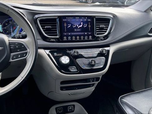 Used 2019 Chrysler Pacifica Limited w/ Tire & Wheel Group image 6