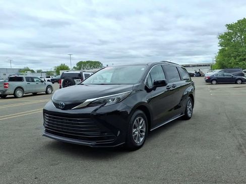 Certified 2024 Toyota Sienna LE FWD image 3
