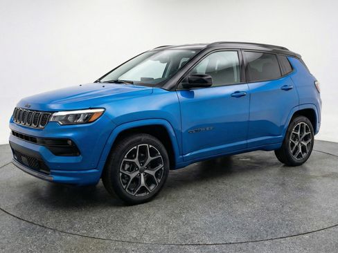 Used 2025 Jeep Compass Limited AWD/4WD image 3