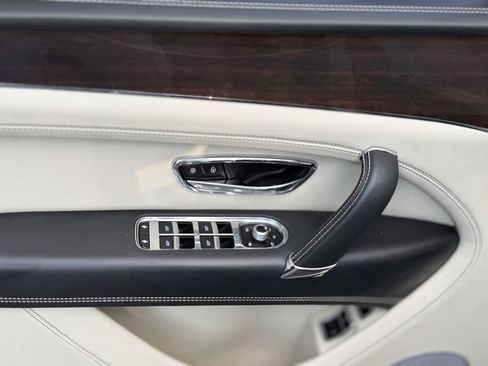 Used 2019 Bentley Bentayga image 30