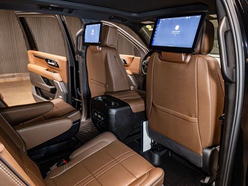 Used 2025 Chevrolet Suburban High Country image 25