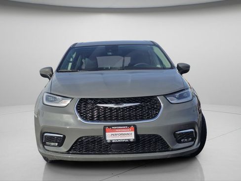 Used 2023 Chrysler Pacifica Touring-L image 3