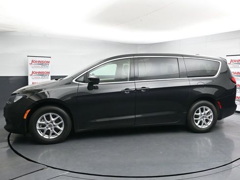Used 2023 Chrysler Voyager LX FWD image 5