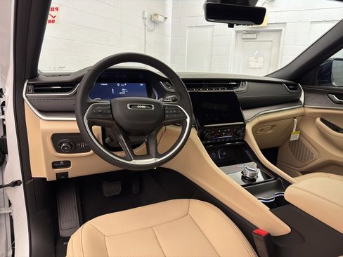 New 2025 Jeep Grand Cherokee Limited image 9