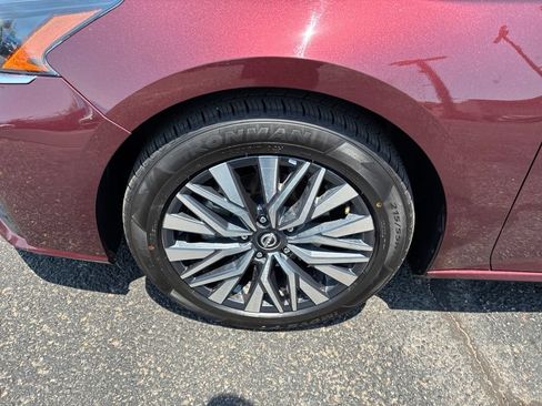 Used 2025 Nissan Altima 2.5 SV FWD image 2
