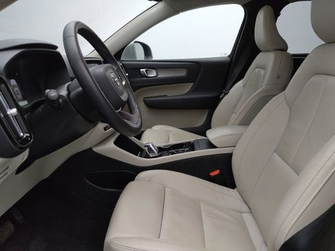 Used 2023 Volvo XC40 B5 Plus image 17