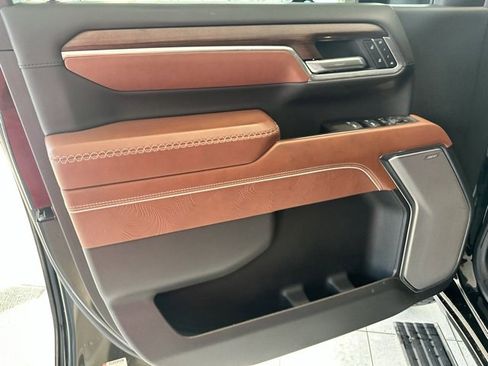 Used 2025 GMC Sierra 2500 Denali Ultimate image 11