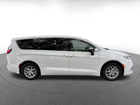 Used 2024 Chrysler Pacifica Touring-L FWD image 8