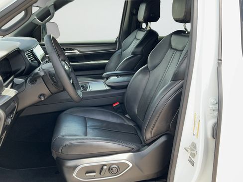 Certified 2024 Jeep Wagoneer Series II w/ Flexible Seating Group RWD image 17