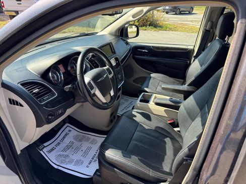 Used 2016 Chrysler Town & Country Touring w/ Driver Convenience Group image 10